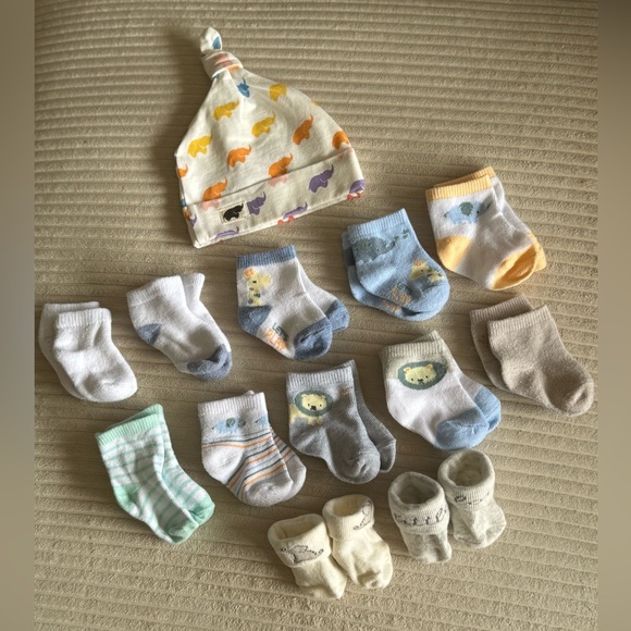 🪩3 for $15🪩 Bundle of Baby Socks & Hat - Picture 1 of 4